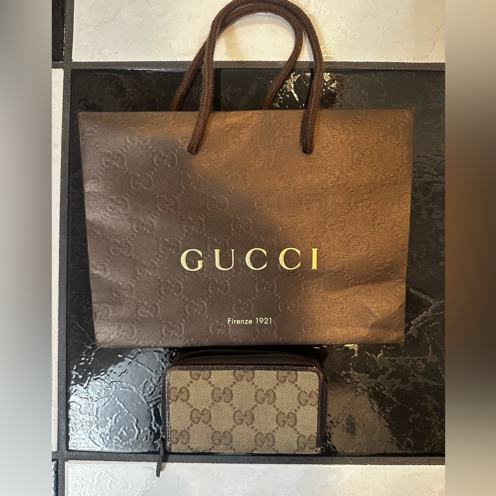 AUTHENTIC GUCCI ZIP WALLET *NEEDS NEW ZIPPER*